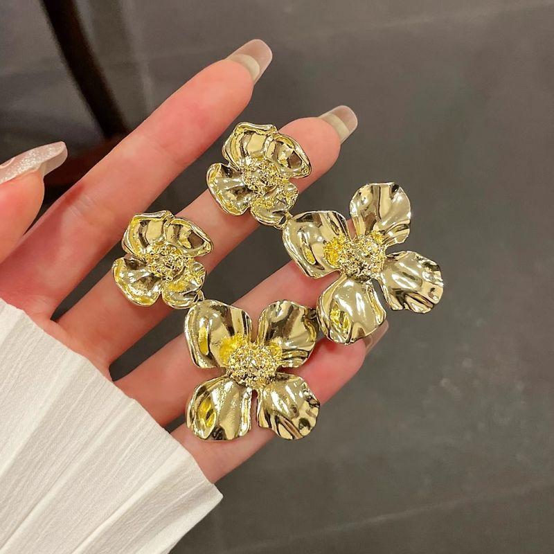 

Ретро Золотые Серьги-кисточки с цветами для женщин Доступная роскошь Причудливые серьги-клипсы большого размера 2025 Новое поступление Элегантные серьги Heavy Industry Gold Flower Earrings