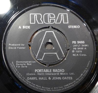 7-Zoll Schallplatte DARYL HALL & JOHN OATES - Tragbares Radio PB9466PROMO RCA 1979 UK Rock Gebraucht