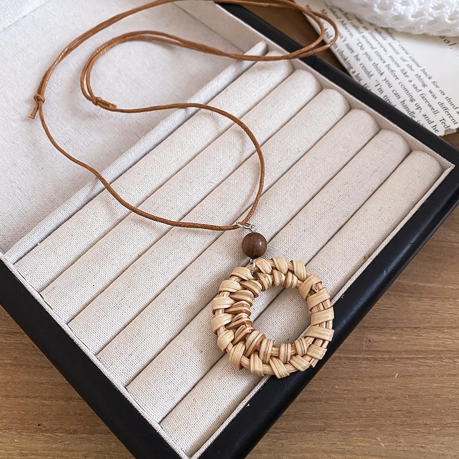 Wood Rhyme Leisure Wind: Summer Bohemian Wooden Necklace - New Chinese Style Clavicle Chain for Women, Retro Holiday Accessory.