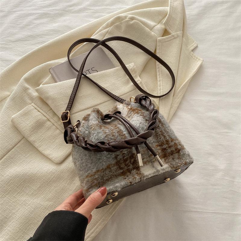 Today's fashion and large-capacity retro plaid strap bag women's new messenger bag bucket bag