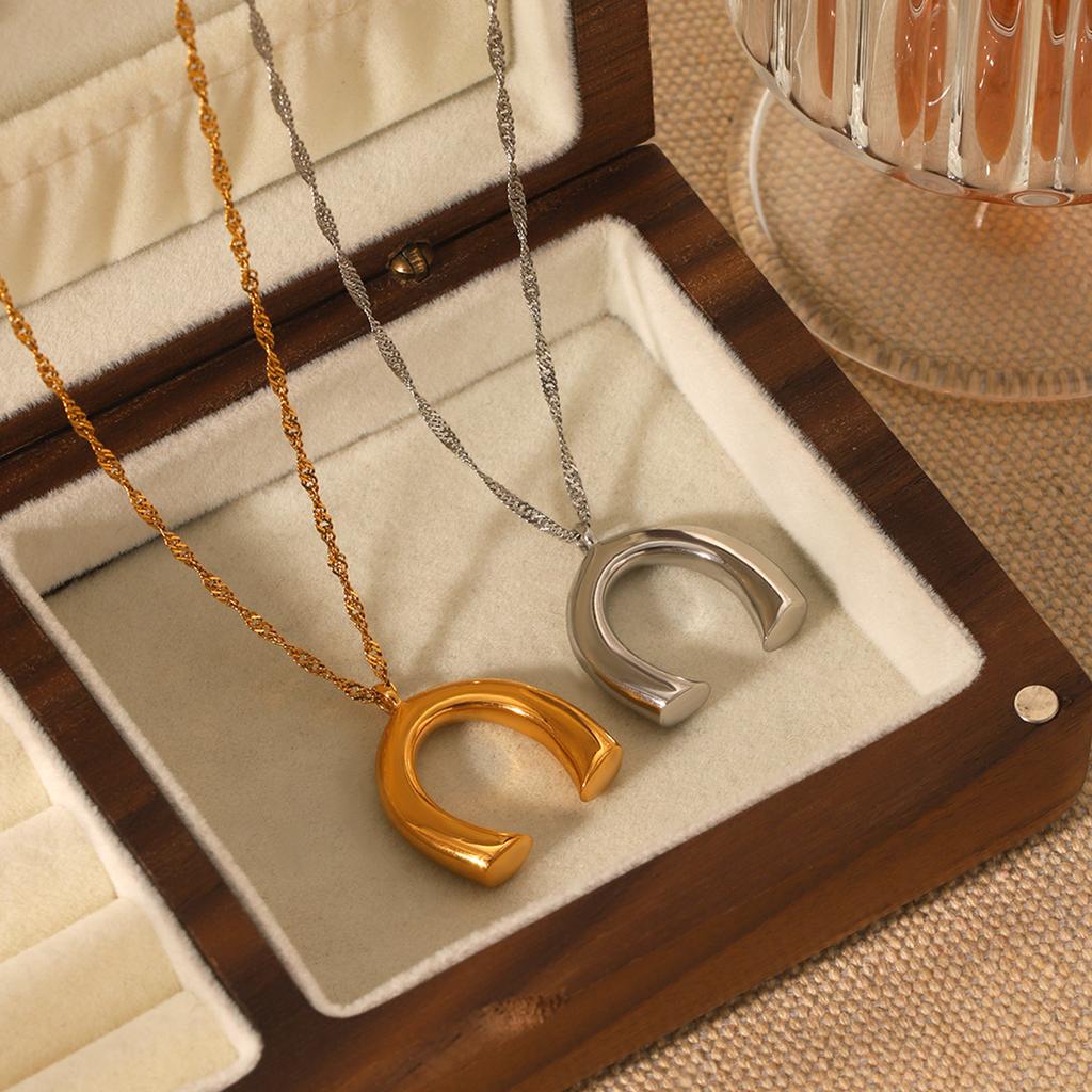 Water ripple chain U-shaped horseshoe pendant necklace for women, fashionable unique titanium steel neck chain