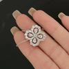 Luxuriöse Nischen-Blumen-Design Kleeblatt-Halskette für Damen – Diamantbesetzter Schlüsselbein-Anhänger