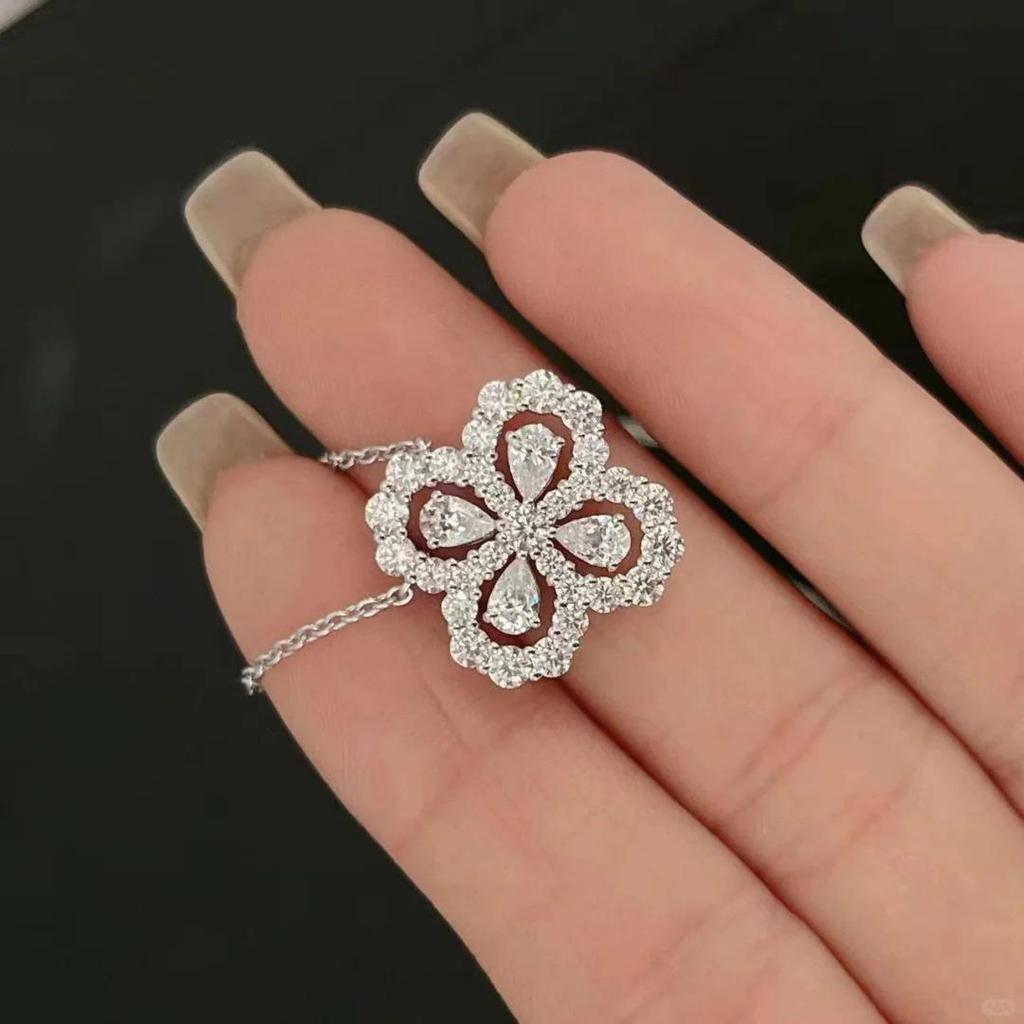 Luxuriöse Nischen-Blumen-Design Kleeblatt-Halskette für Damen – Diamantbesetzter Schlüsselbein-Anhänger