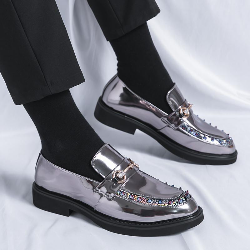 Glitter Men's Dress Shoes Black Rivet Luxury Designer Shoes Men Business Casual Slip-on Man Patent Leather Shoes Sapato Social