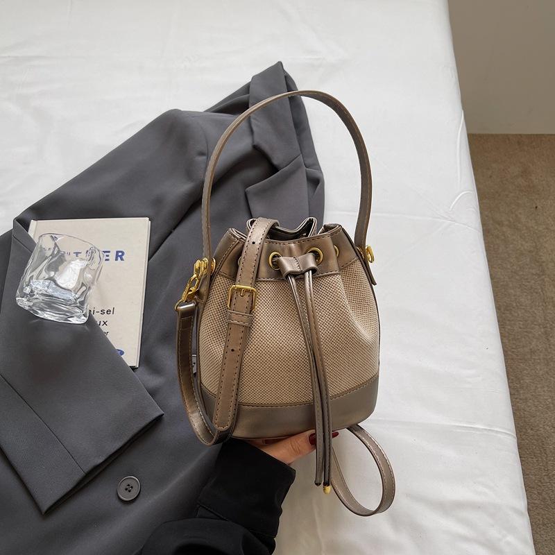 

Модная женская сумка 2025 новая нишевая высокоценная контрастного цвета на плечо через плечо сумка-мессенджер ретро текстура портативная маленькая сумка-ведро шампанского