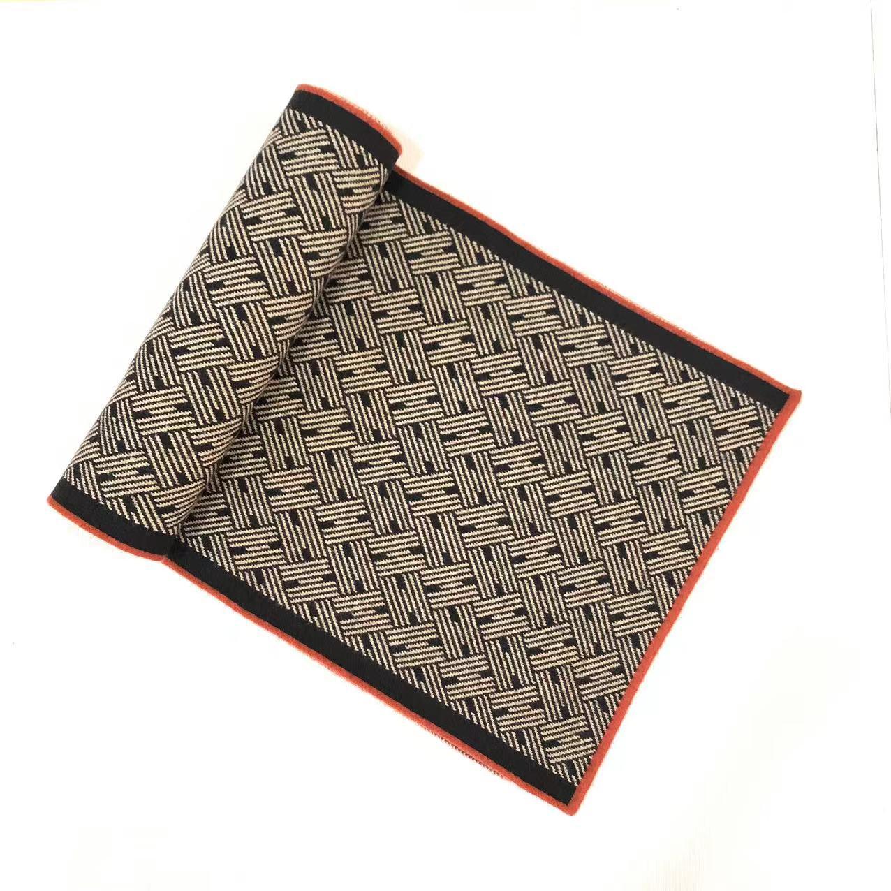 

Мужской теплый клетчатый жаккардовый вязаный кашемировый шарф для осени и зимы Above 175cm бежевый/чёрный