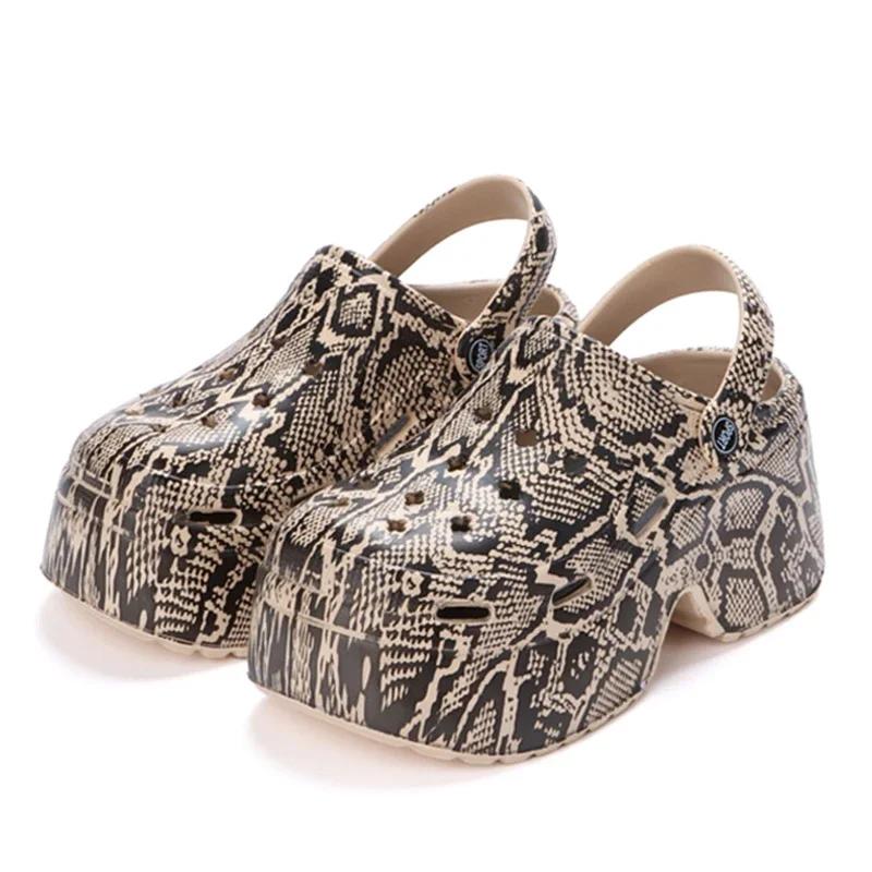 Mode Leopard Dicke Sohle Clogs für Damen Geschlossene Zehen Klobige Plateau Sandalen Frau Sommer 2025 Super Hoher Keilabsatz Hausschuhe Weiblich
