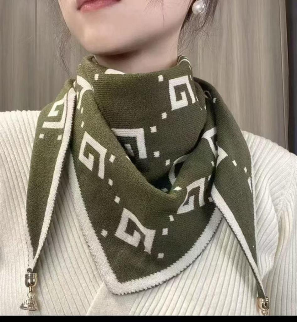 Festlicher Strickdreieckschal mit goldenen Akzenten: Warmer, vielseitiger Winter-Nackenwärmer