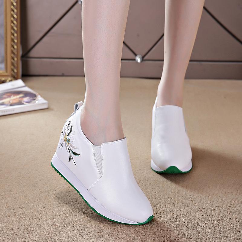 

Увеличение высоты весной и летом, новые кожаные туфли-лодочки с вышивкой, дышащие, на низком ходу, женская повседневная обувь 39 белый