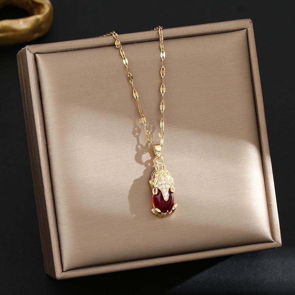 Elegante Pingente de Cabacinha com Fecho de Paz de Jade - Corrente para Clavícula em Aço Titânio no Estilo Chinês Retro