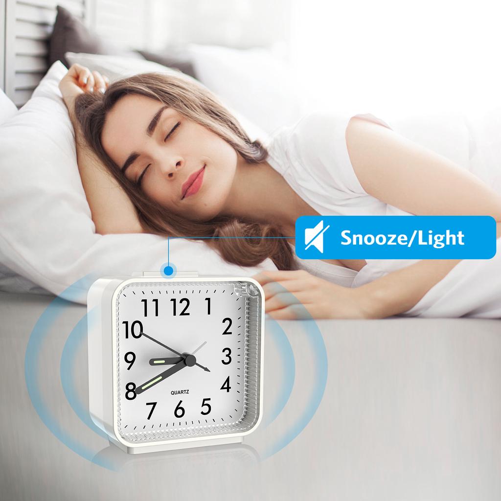 ORIA Analog Alarm Clock Bedside Alarm Clock Classic Small Clock Portable Children Desk Despertador 4 Colors for Home Travel