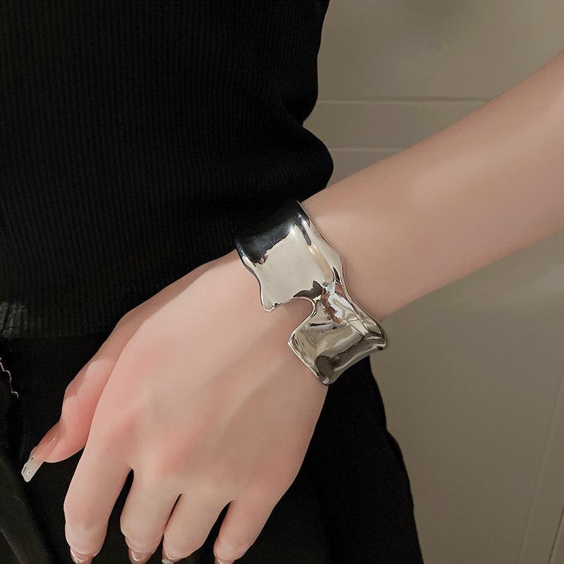 European-American Open Arm Cuff Bracelet - High-End, Versatile, and Exaggerated Fashion Jewelry for Women