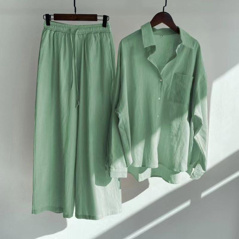 Completo estivo da donna in camicetta e pantaloni casual a due pezzi