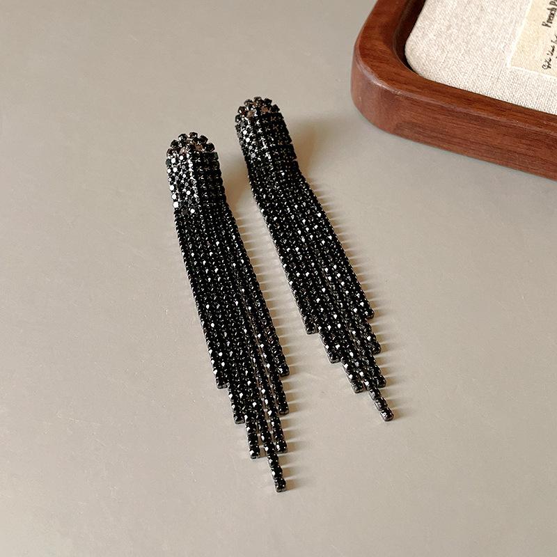 Kolczyki kwiaty wielowarstwowe czarne na srebrnych sztyftach - Eleganckie, wysokiej klasy kolczyki sztyfty o wszechstronnym designie.