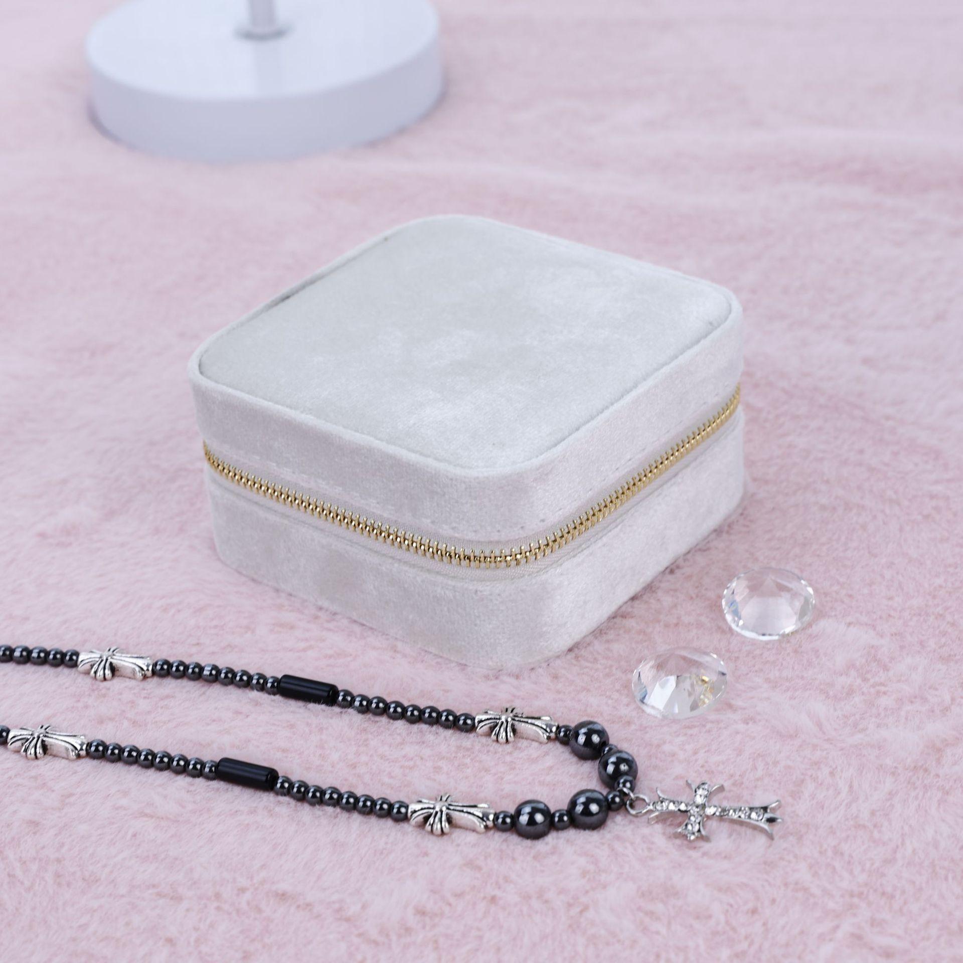 

Qingyu упаковка бархатная дорожная коробка для хранения ювелирных изделий портативная коробка для колец и сережек 10*10*5 белый