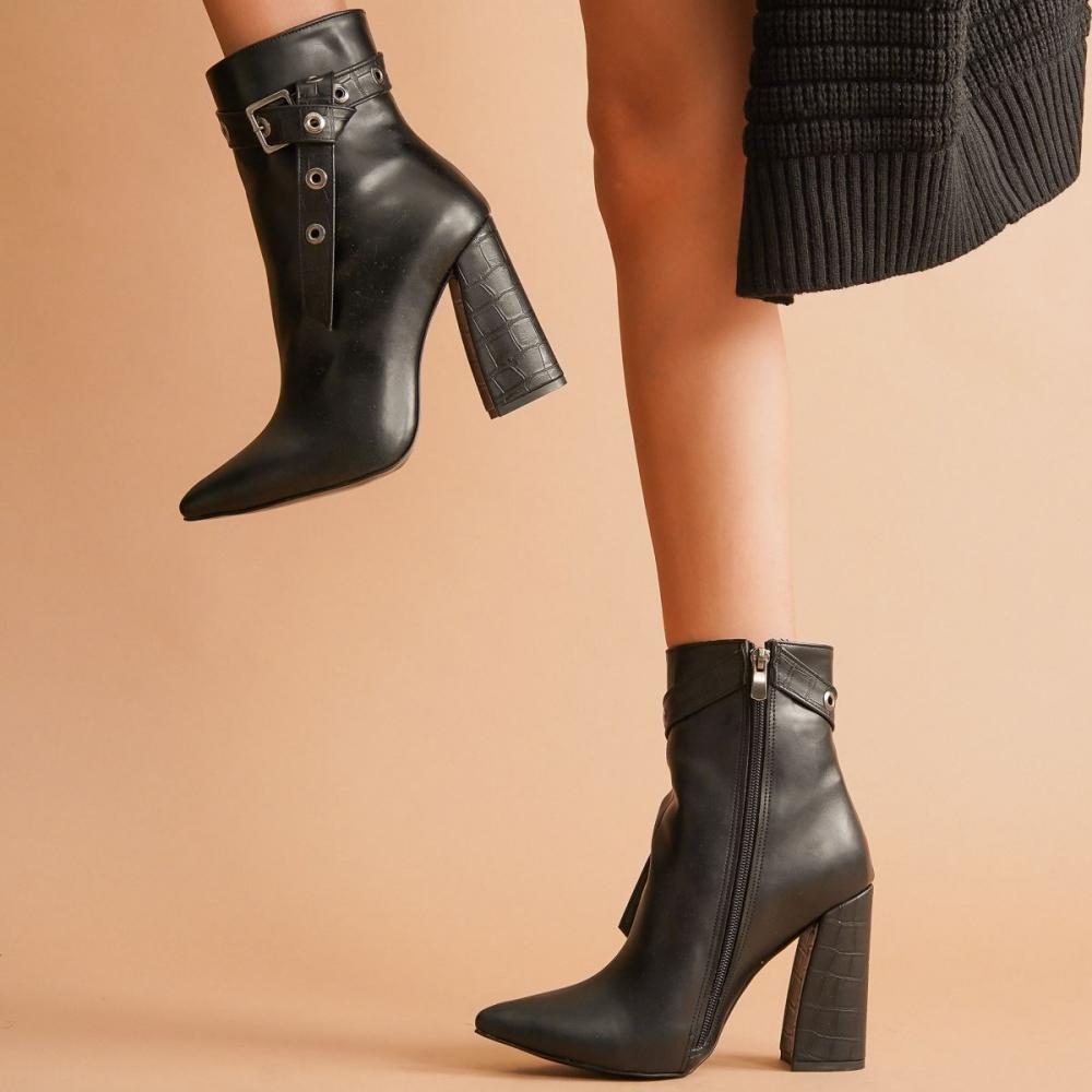 

Женские черные кожаные ботинки на каблуке из крокодиловой кожи черного цвета