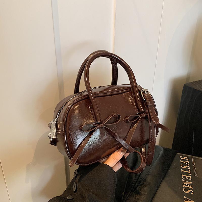 

Осень ретро портативная маленькая квадратная сумка женская 2025 новая сумка высококлассное чувство универсальный нишевый дизайн на плечо сумка-мессенджер темно-коричневого