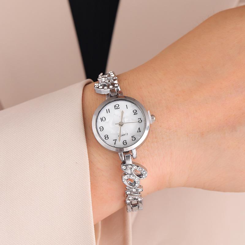 Nové dámské slitinové křemenné náramkové hodinky s náramkem s křídly z plných diamantů