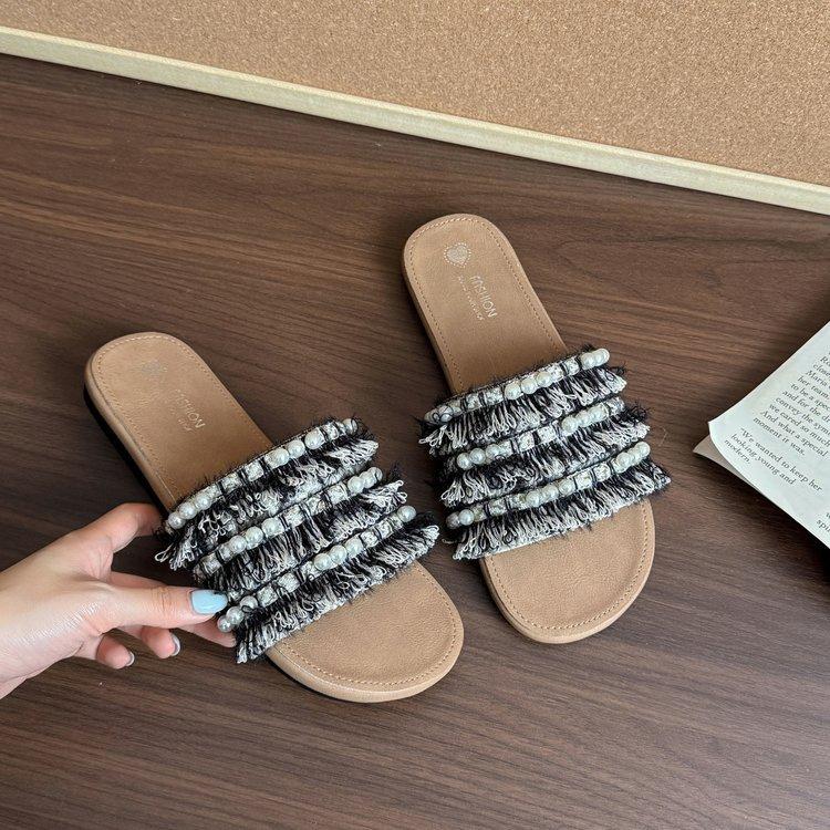 

Xiaoxiangfeng soft bottom wearing one-word slippers female 2025 summer new pearl with skirt fairy wind beach sandals 35