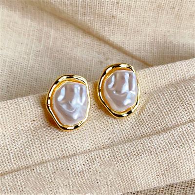 Trending Minimalist Geometric Irregular Round Metal Pearl Earrings for Women Personality Vintage Baroque Stud Earrings Jewelry