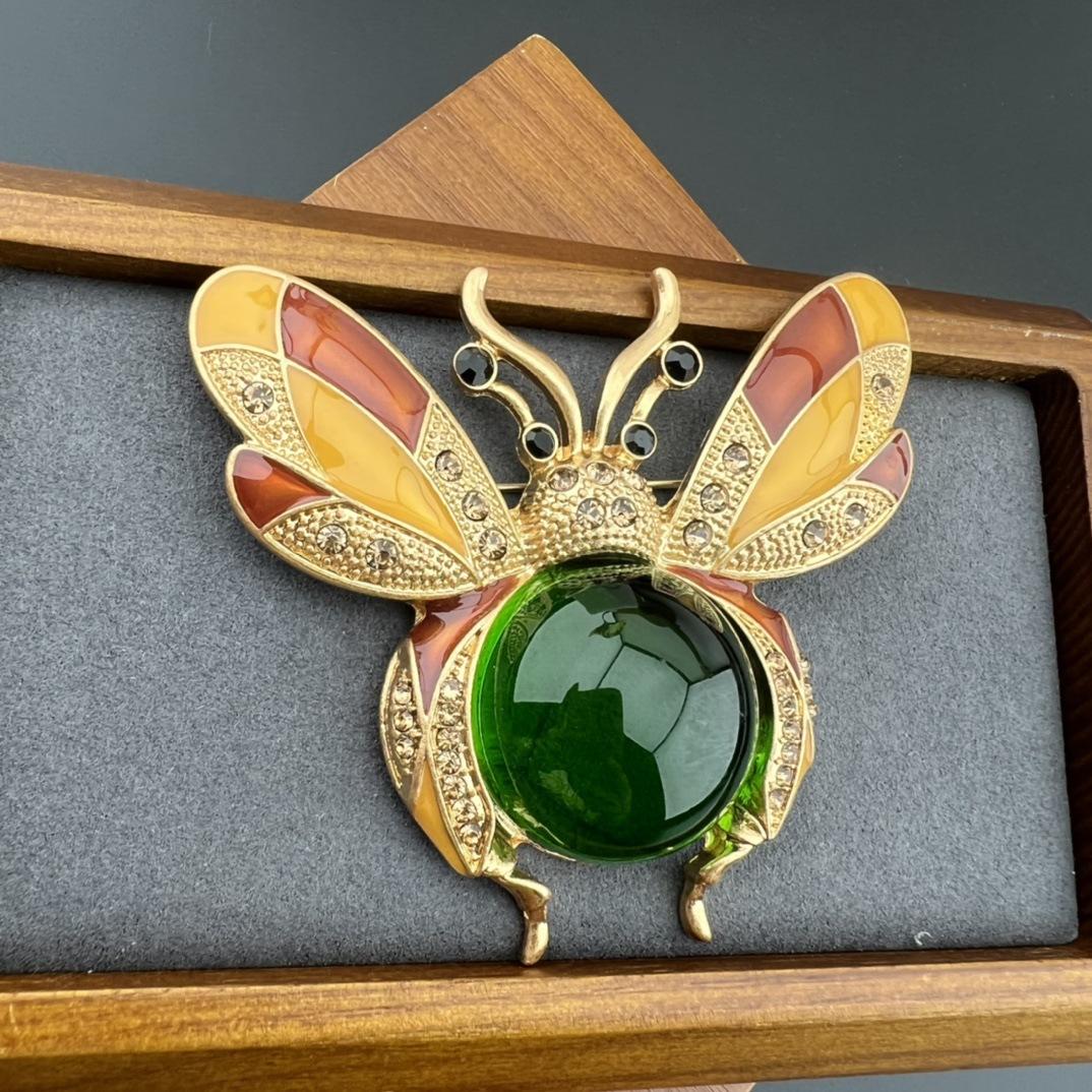 

Moth Insect Female Fashion Simple Exaggerated Cicada Button Brooch 2*3cm