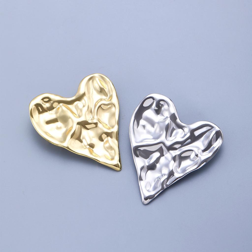 2026 Irregular Pleated Stainless Steel Love Brooch for Women High-End Corsage Niche Pin Sweater Suit Accessories