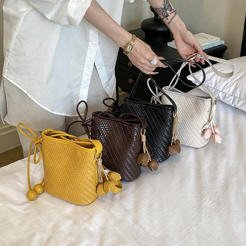 2026 Summer Women's Fashion Single Shoulder Crossbody Bucket Bag - PU Woven Texture, Phone Holder, Ideal for Vacation