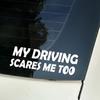 DS17# 20 x 6,5 cm. Bringen Sie sie mit diesem witzigen Autoaufkleber „Mein Autofahren macht mir auch Angst“ zum Lachen!