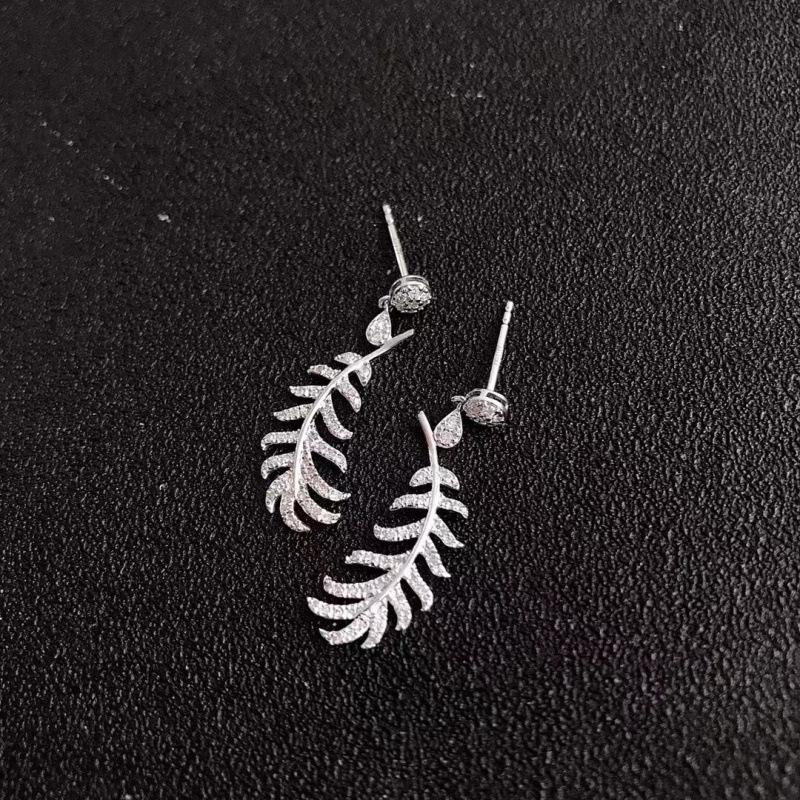 Versatile Earrings for Women: Small Fresh Style with Personality - Fashionable Ear Pendants Inspired by Internet Celebrities