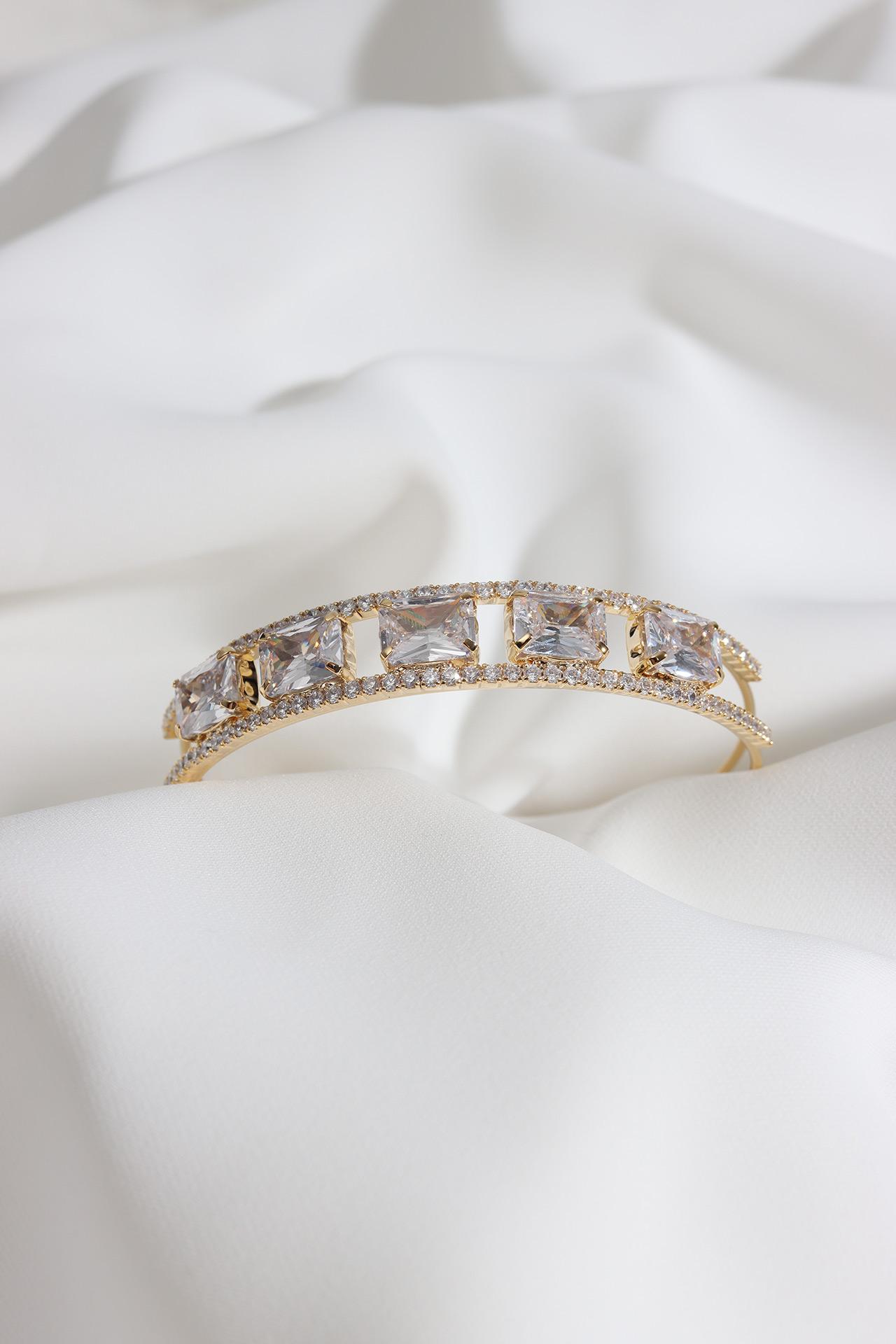 

Браслет-манжета золотистого цвета с камнями Baguette