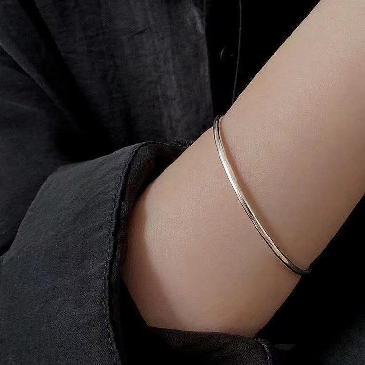 Women's Push-Pull Telescopic Bracelet: Elegant, Niche Design, Light Luxury, Versatile Fashion Accessory.