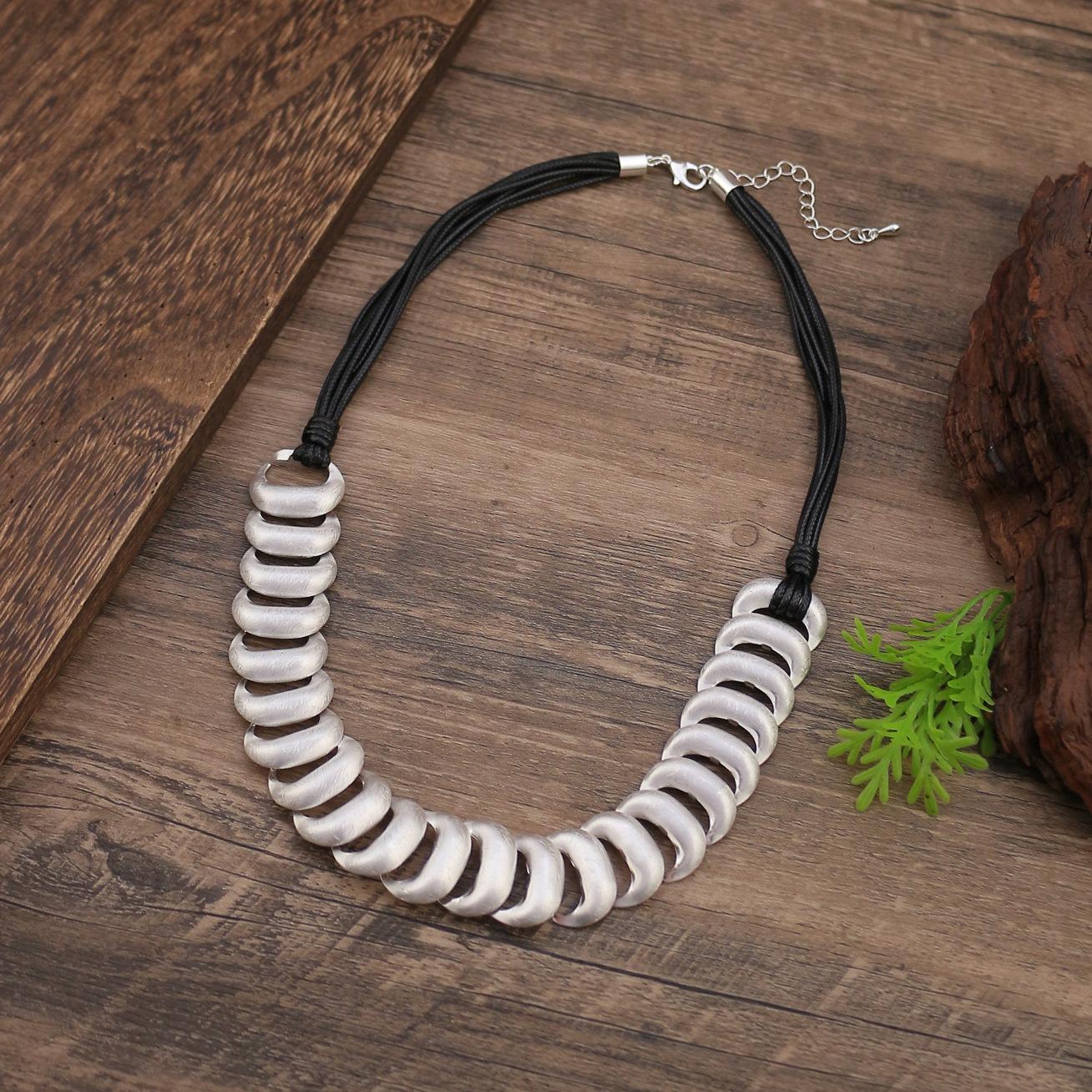 

Новое женское ожерелье-кольцо из матового серебра ручной работы, преувеличенное высококлассное полое кольцо на кожаном шнурке