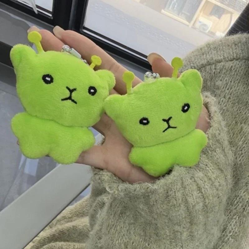 Llaveros de Peluche de Gato Alienígena Verde Colgante Peludo Estilo Mini Galaxia para Parejas Lindo Dibujo Animado Decoración para Bolsos Mochilas Llavero Regalos