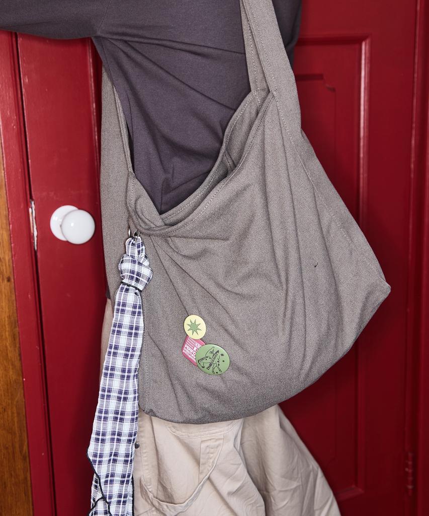 Graver [Unisex] Cotton Canvas Badge Crossbody Bag_Brown