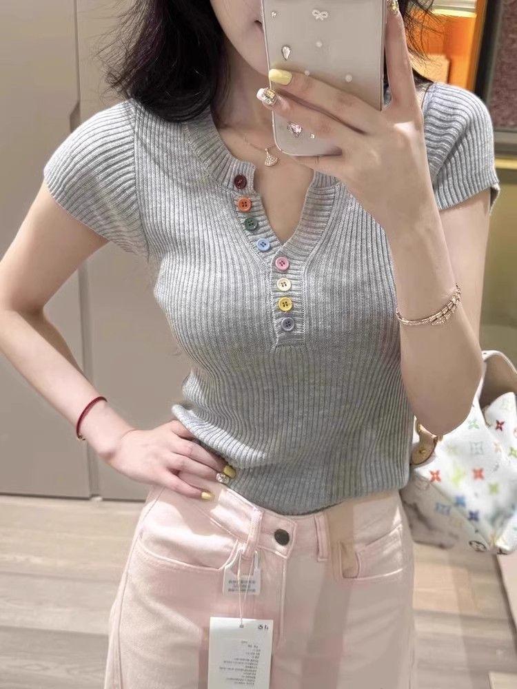 

Женский вязаный топ с V-образным вырезом и разноцветными пуговицами в корейском стиле: Лето 2025 Модный Шик One Size (up to 125 jin) серый