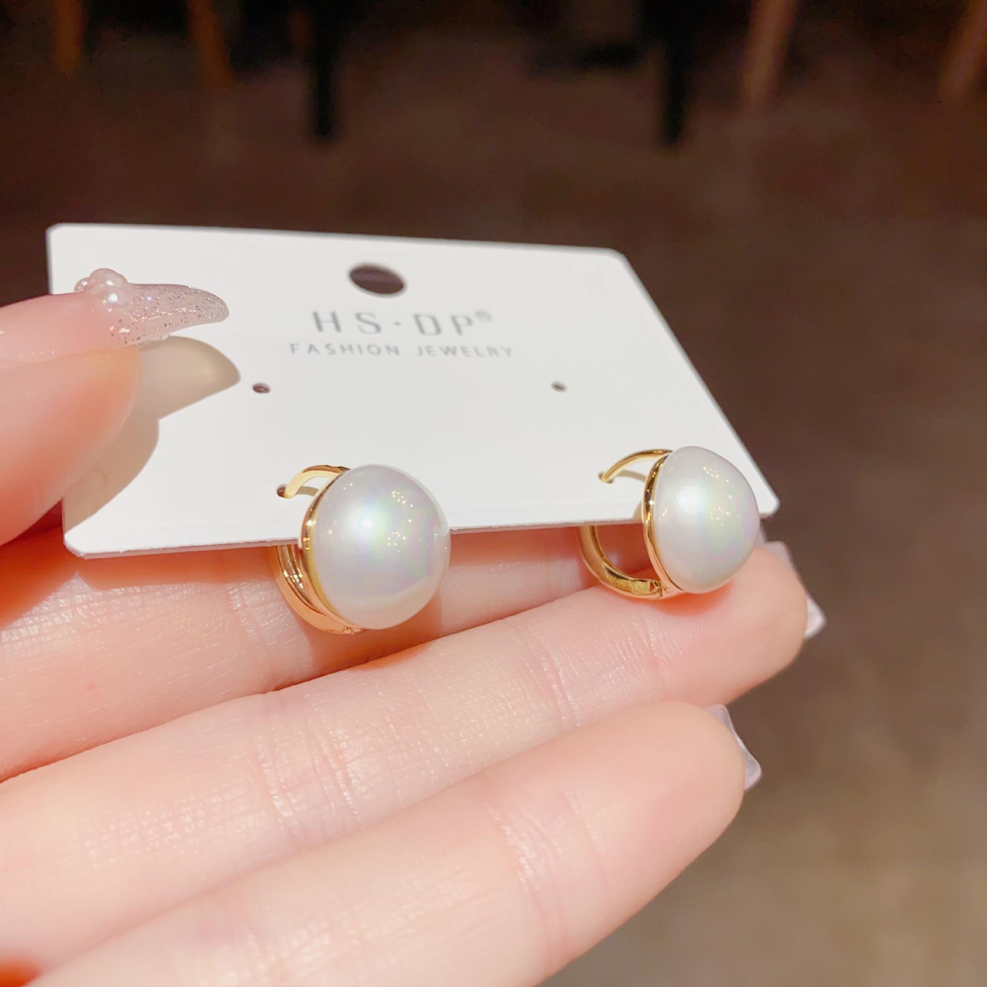 Minimalist Fashionable Niche Earrings 1 pair белый