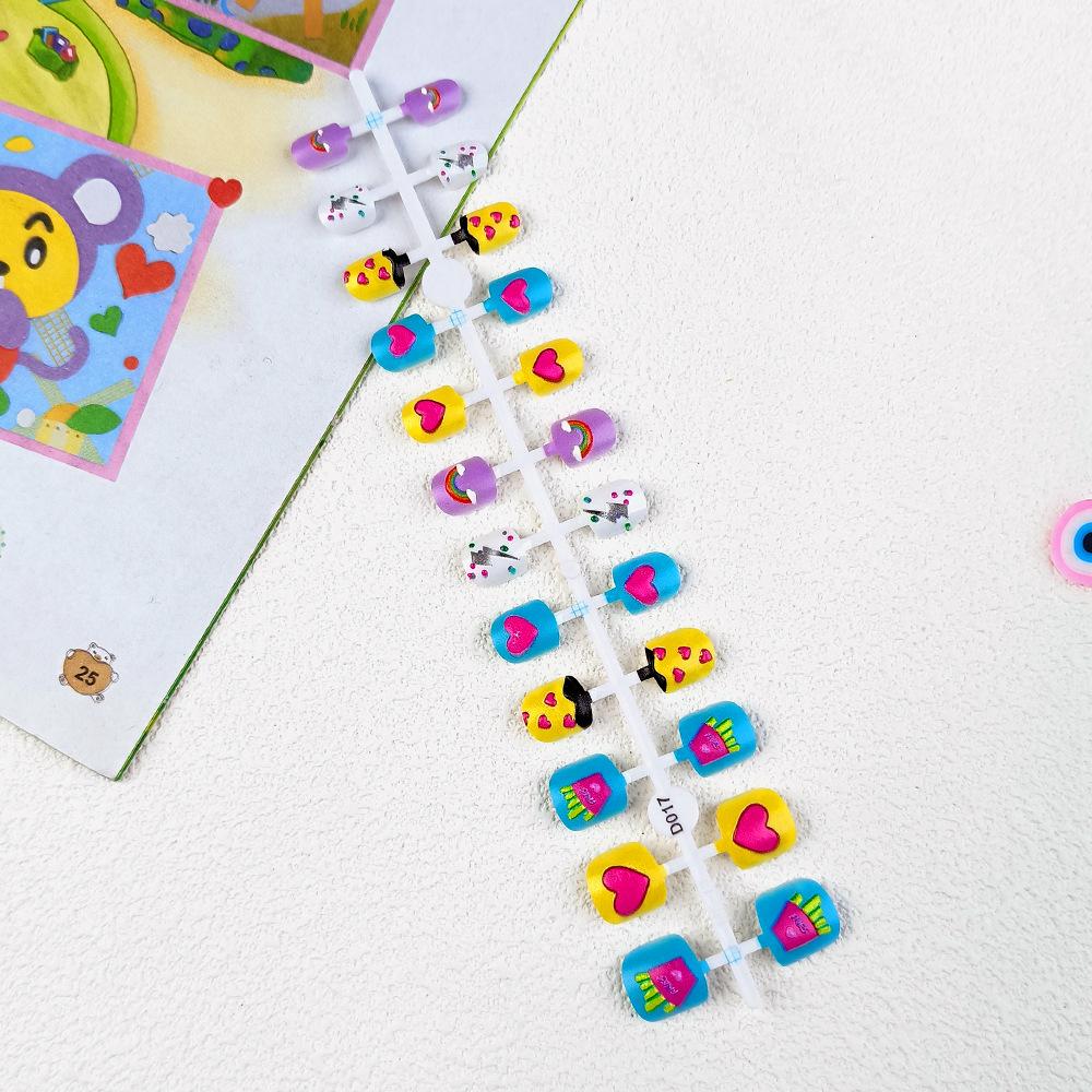 

24 шт., короткие ногти для детского маникюра, милые тисненые цветные наклейки для дизайна ногтей с мультяшным рисунком