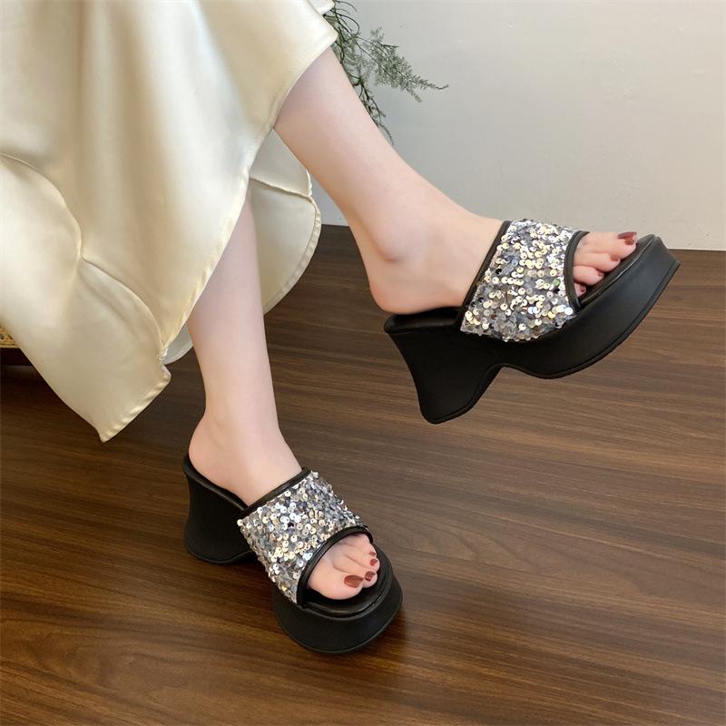 Muffin Platform French Cool Slippers Women's Wear 2025 New Spring and Summer Korean Version Super Fire Beautiful Sequined Beach Sandals