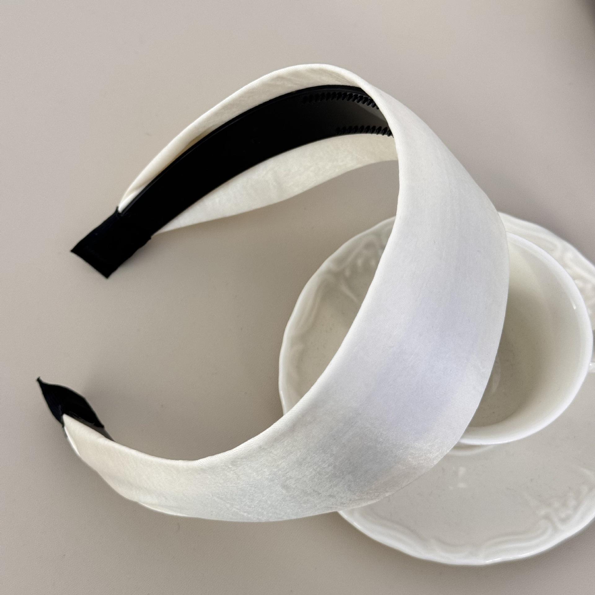 

Летняя новая глянцевая атласная повязка на голову с широким краем, нишевый стиль для повседневной носки, универсальная повязка на голову, высококлассная, нежная, новинка