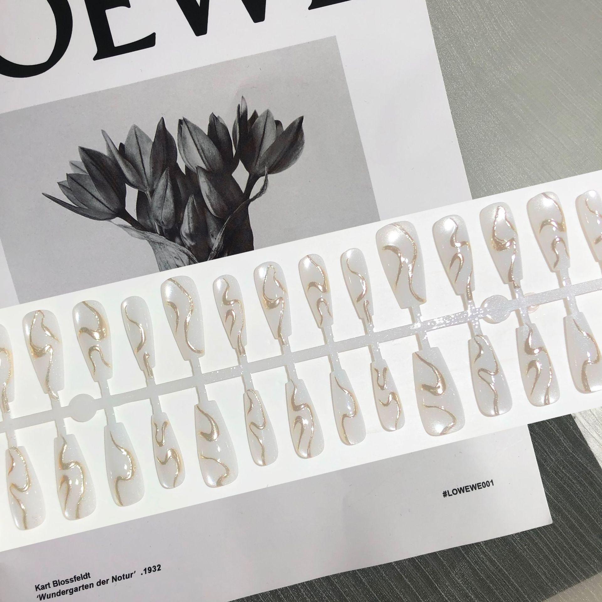 

Элегантный белый кошачий глаз 3D позолоченные ленты ногти - Роскошный минималистичный маникюр