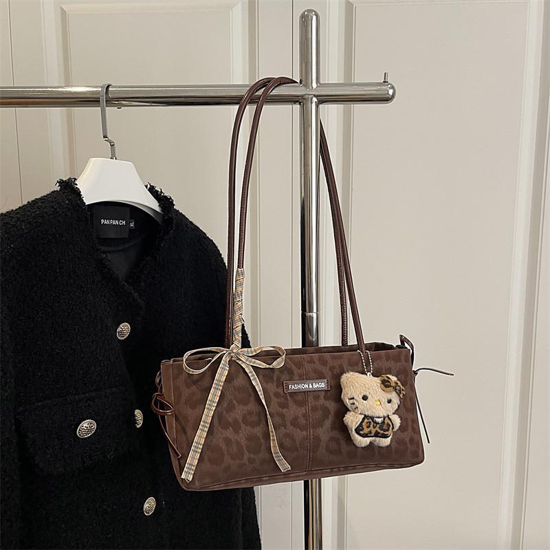 Minimalist Womens Carryall Bag With Special Material For Daily Use