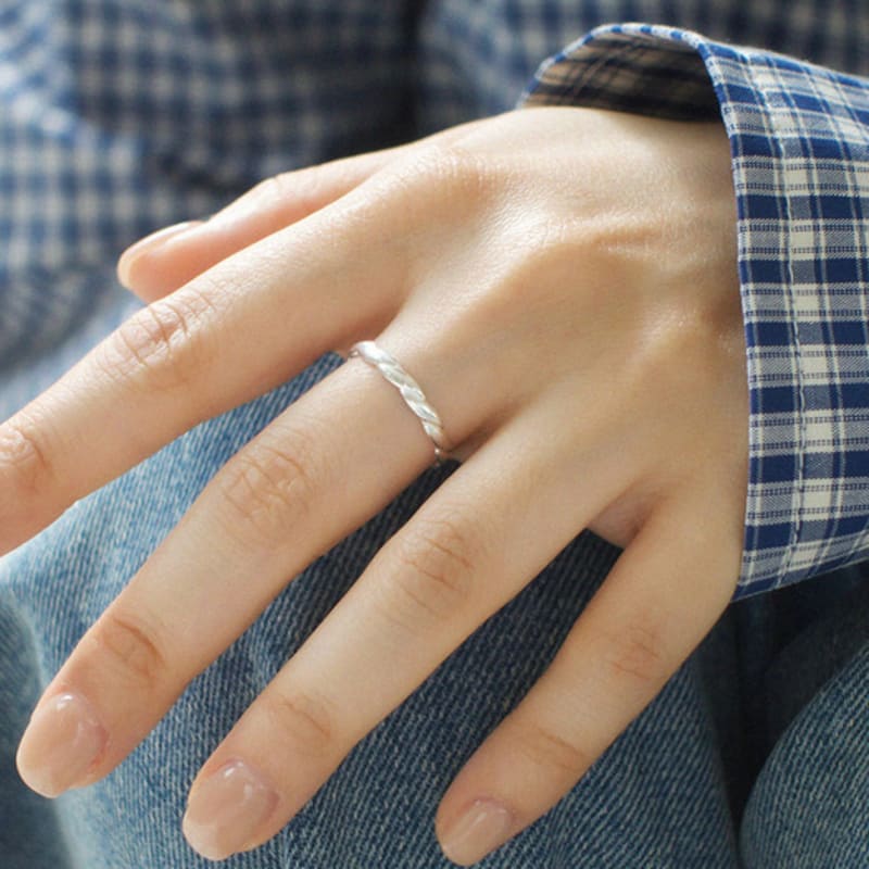 PONY PRESS CLUB Slim Twist Ring