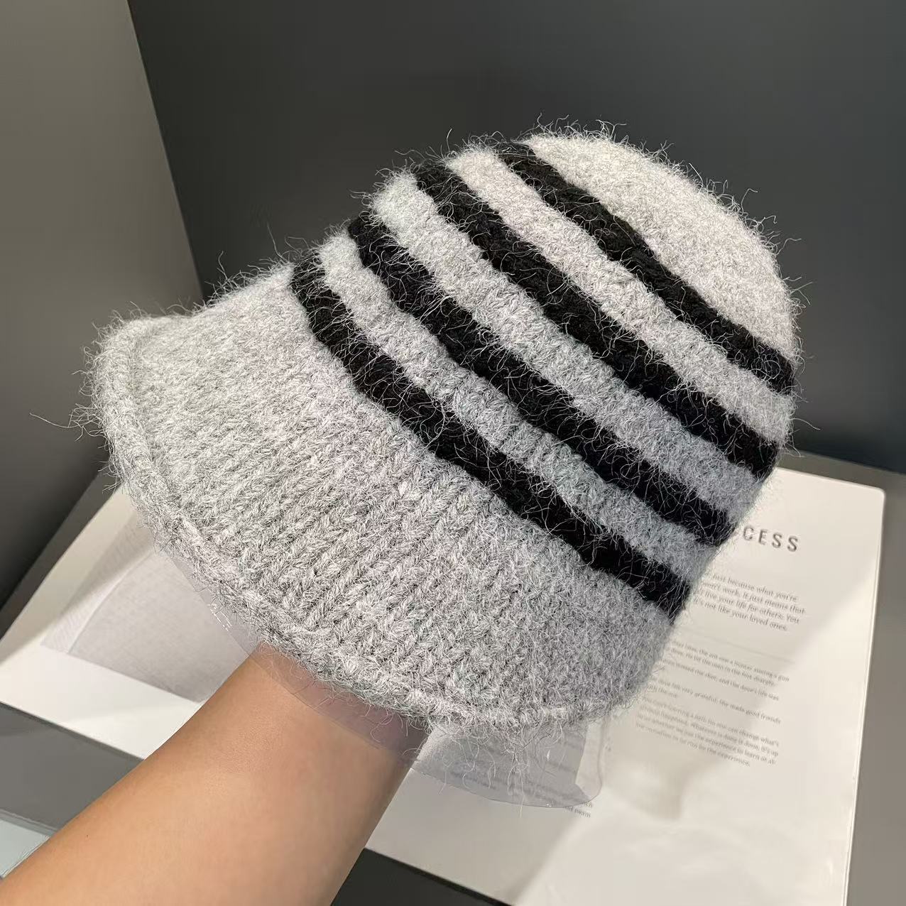 

Рыбацкая шляпа Женская Осень и Зима Корейская Универсальная Большой Обхват Головы Шерстяная Шляпа Подчеркивающая Лицо Маленькая Теплая Шляпа-Ведро M（56-58cm）