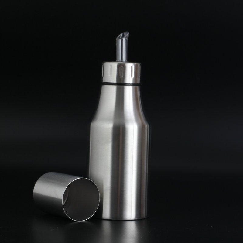 1PC 750ML Oil Dispenser Stainless Steel Kitchen Supplies Leak Proof Durable Gravy Boat Soy Sauce Olive Oil Bottle Oil Can