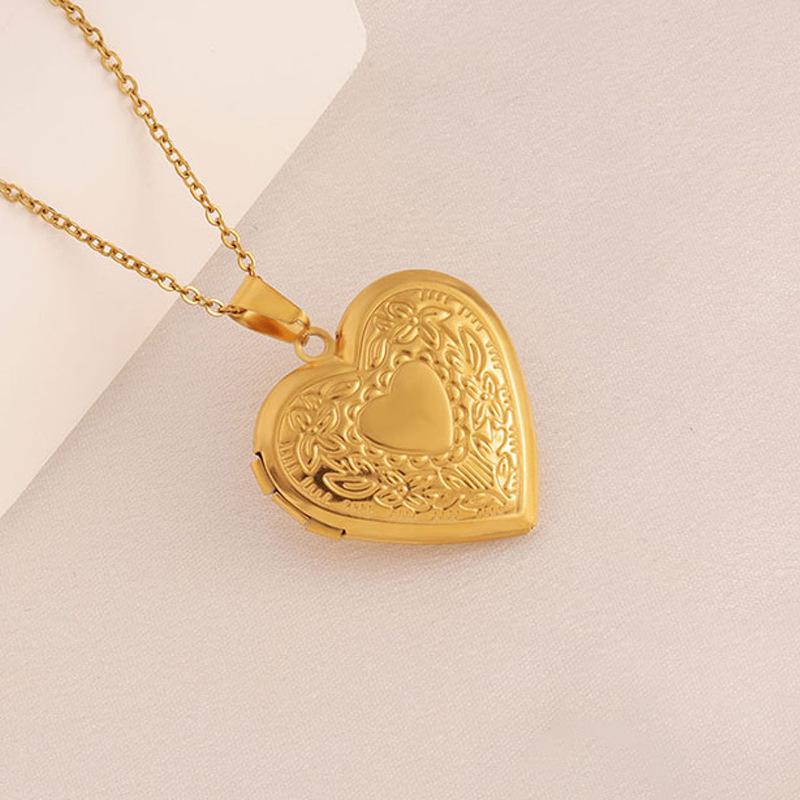 Embossed Peach Heart Photo Frame Necklace - Women's Non-Fading Light Luxury Titanium Steel