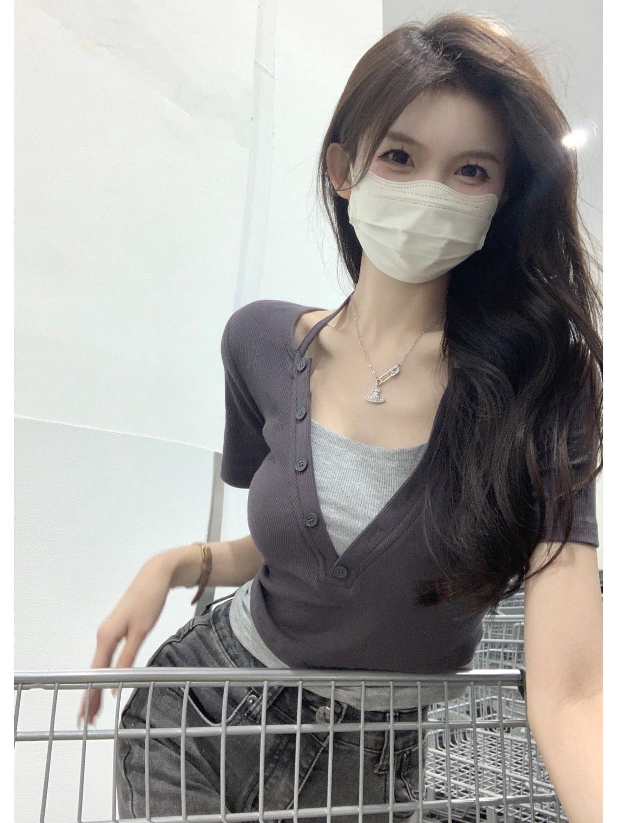 

Женский облегающий кроп-топ с V-образным вырезом, цветными блоками и короткими рукавами-хомутами One Size [Recommended below 125 lbs]