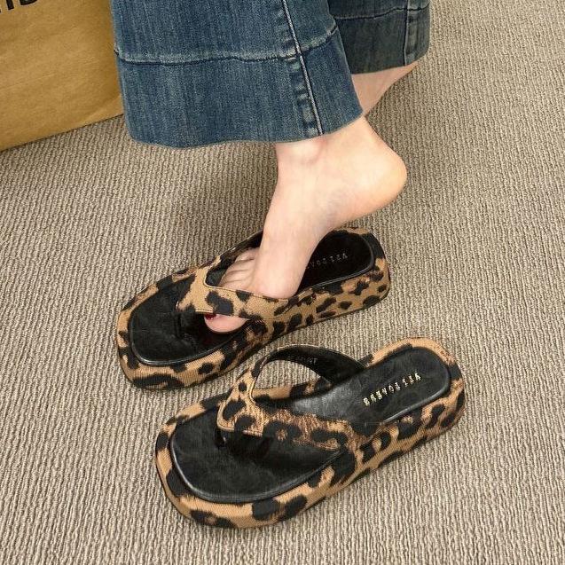 French fairy style thick-soled flip-flops beautiful leopard print slippers female summer wear seaside beach sandals sandals