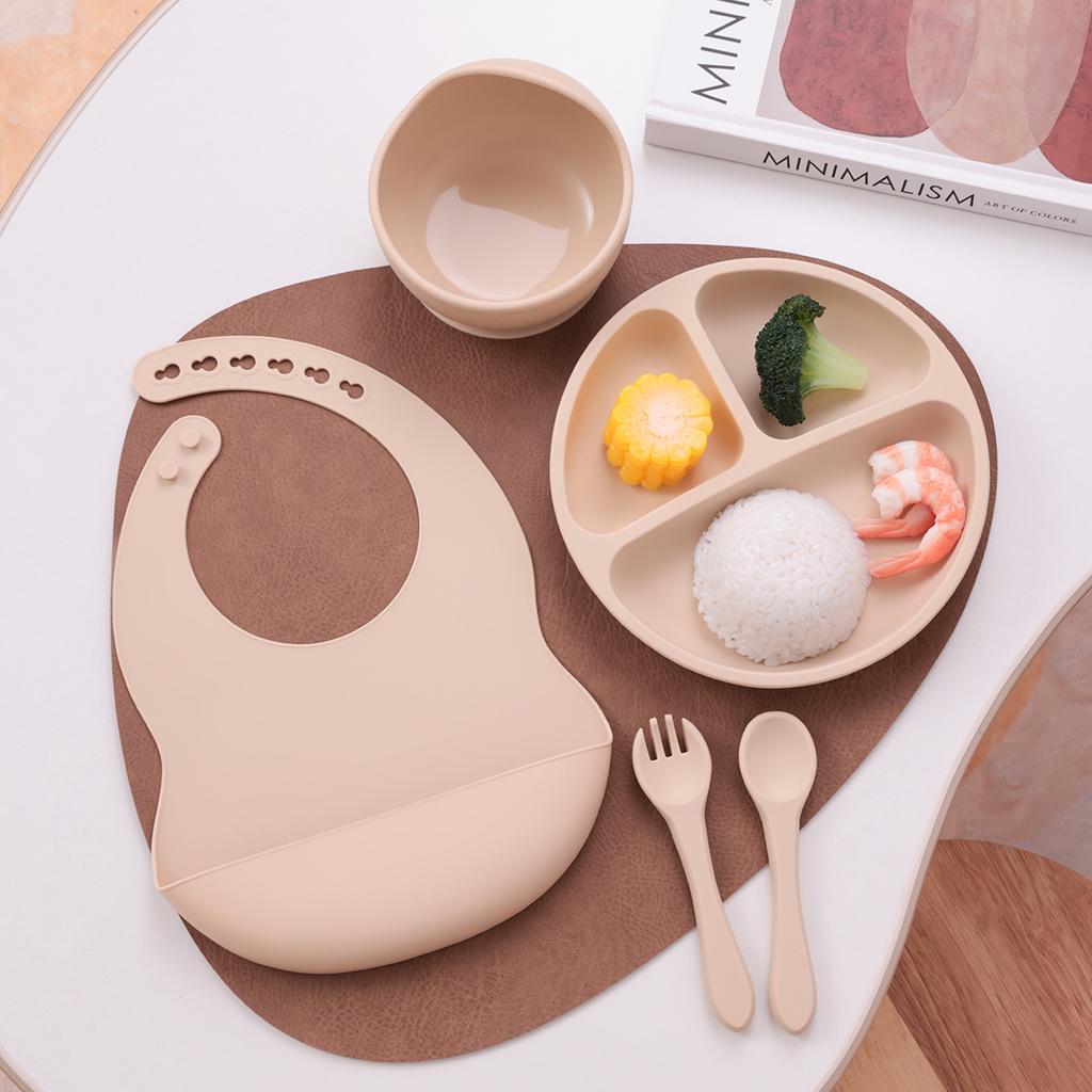 Color Kids 5-teiliges Silikon Baby Fütterungsset Saugteller Teller BPA-frei Saug-Schüssel Lätzchen Löffel Gabel Trainingsgeschirr Geschenkset