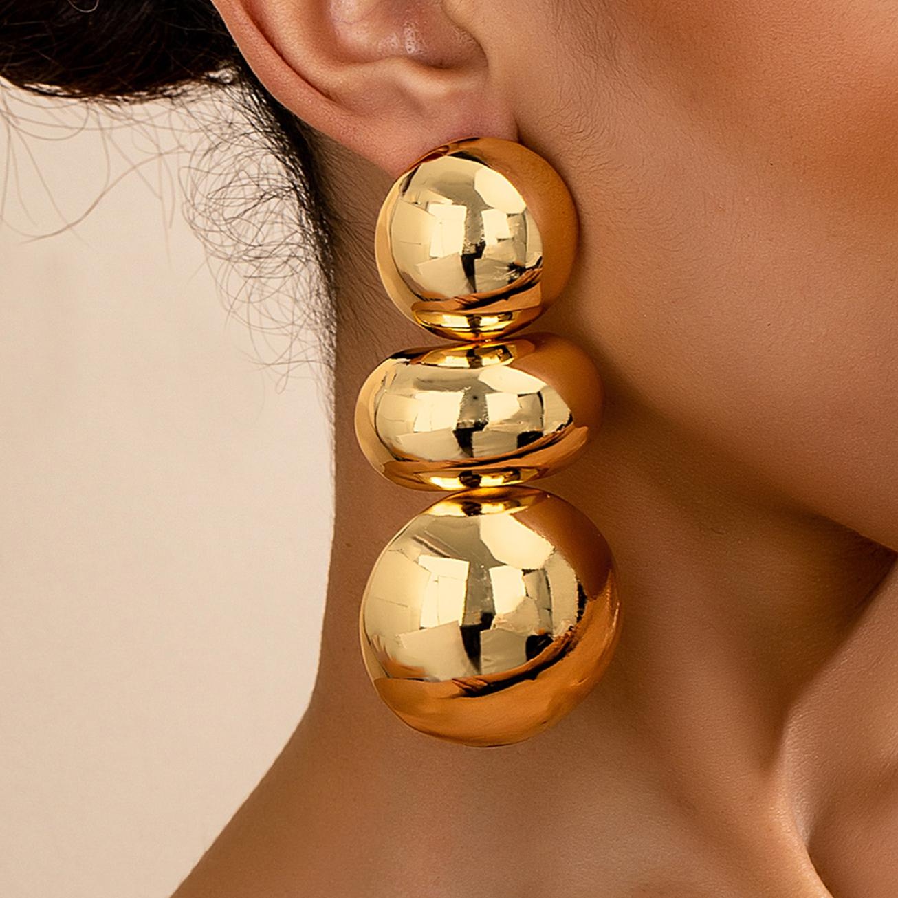 

A Pair of Women s Earrings, Exaggerated Glossy Geometric Round Stud Earrings, Suitable for Wearing at Banquets and Balls