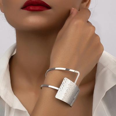 Bracciale creativo ed esagerato, design di nicchia, fantastico braccialetto aperto, un regalo personalizzato per la tua ragazza selvaggia